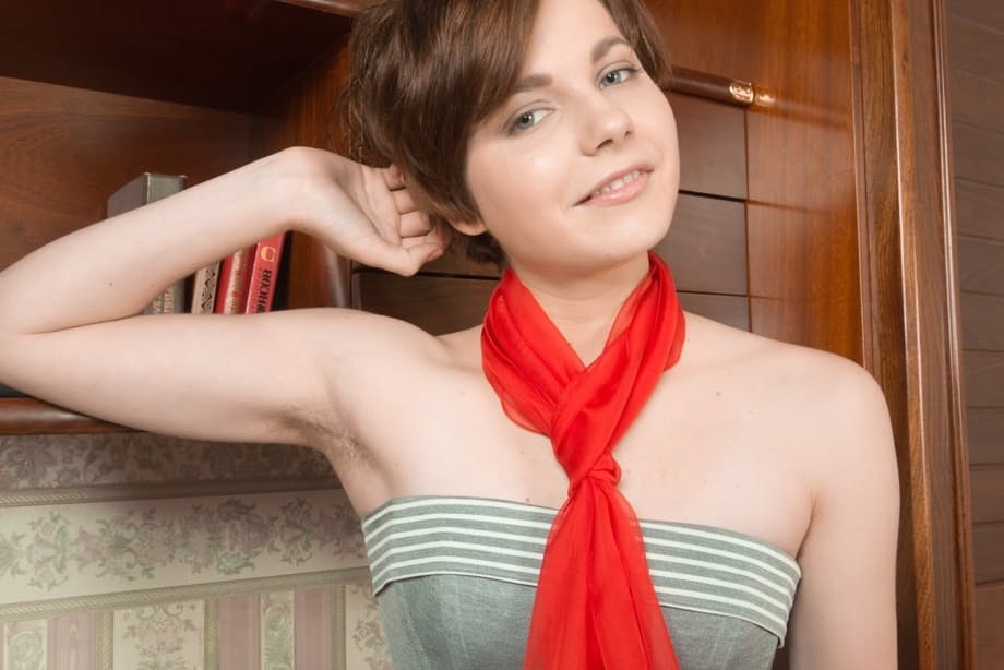 Aria mostra la sua stupenda fichetta naturale con peluria corta, disponibile per il piacere di tutti - 2