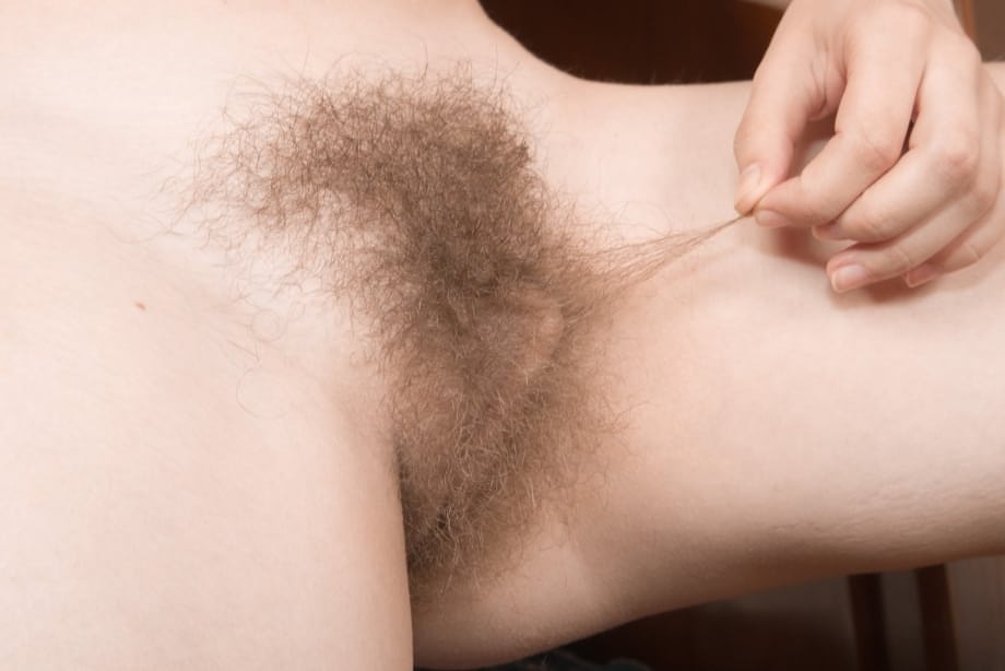Aria mostra la sua stupenda fichetta naturale con peluria corta, disponibile per il piacere di tutti - 13