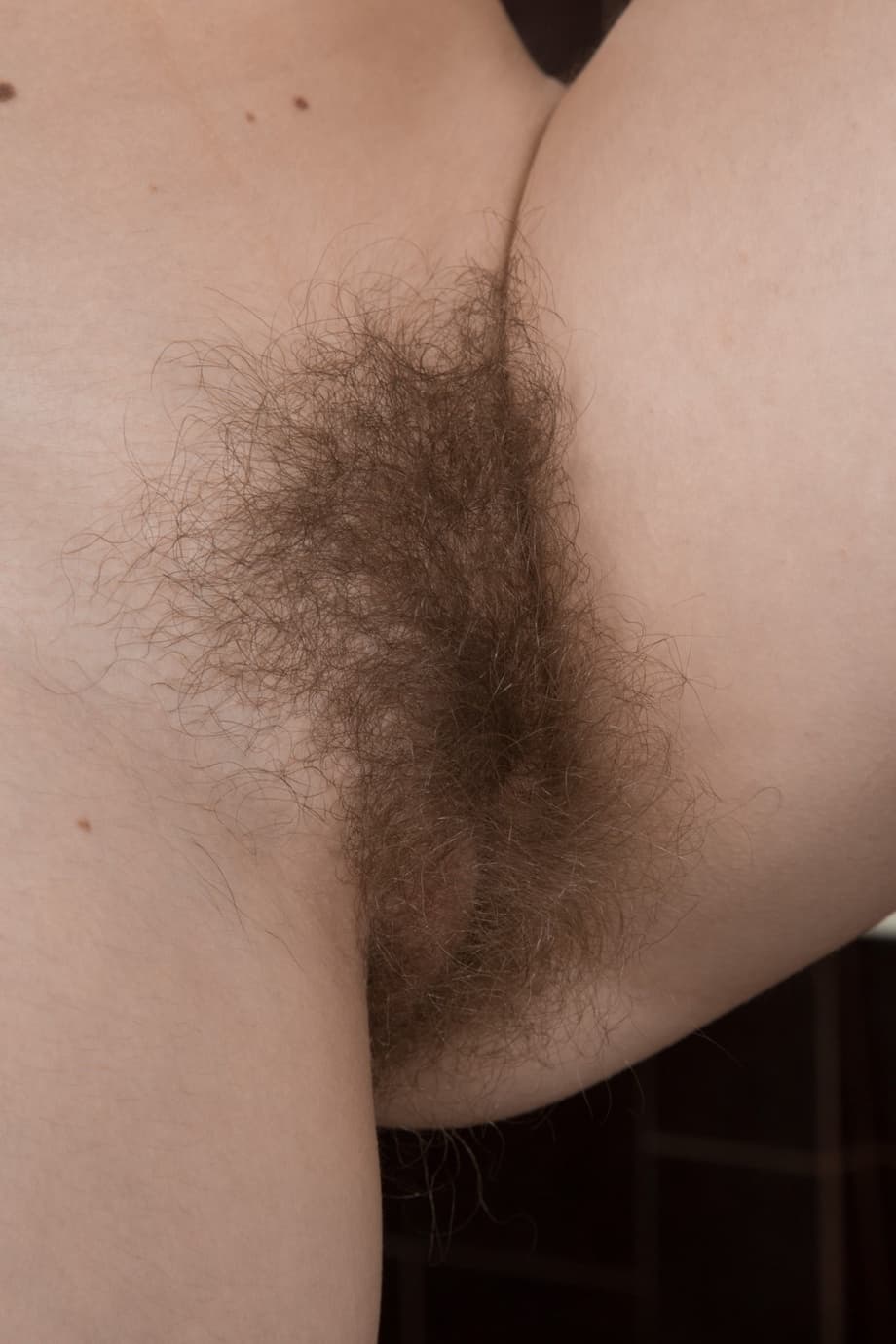 Aria si spoglia nuda e si infila le dita nella passerina pelosa e bagnata mentre fa il bucato - 8