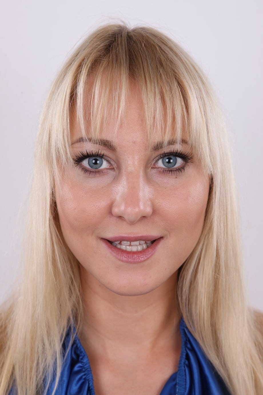 Susan enlève ses vêtements, dévoilant des courbes blondes irrésistibles. - 1