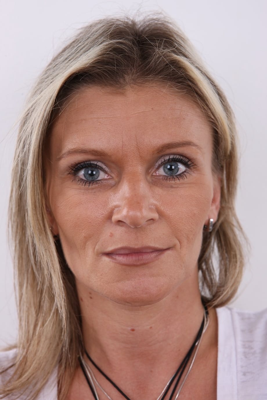 La mature séduisante Lenka écarte ses seins naturels révélant une chatte rasée de près parfaitement humide - 1