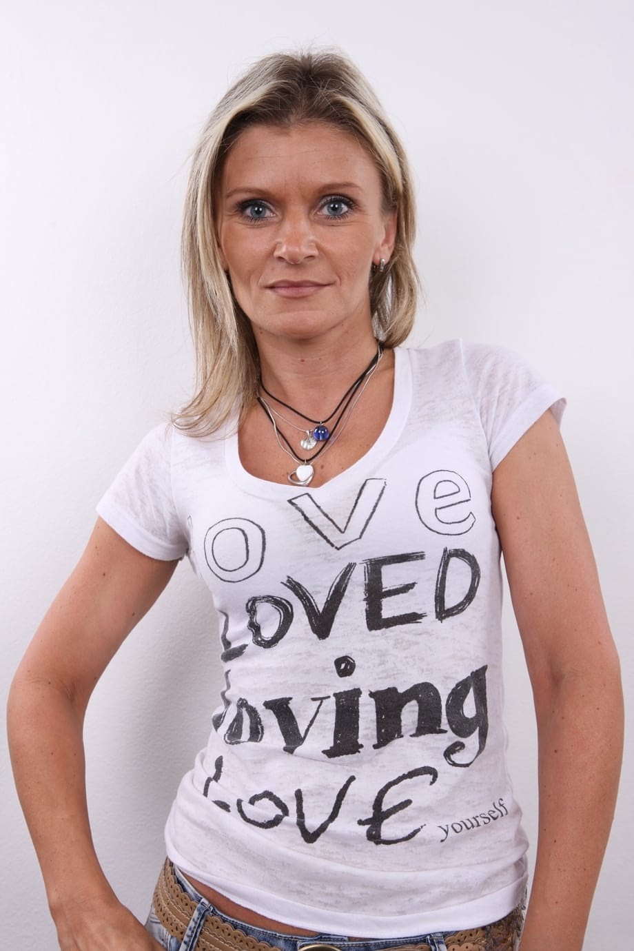 La mature séduisante Lenka écarte ses seins naturels révélant une chatte rasée de près parfaitement humide - 2