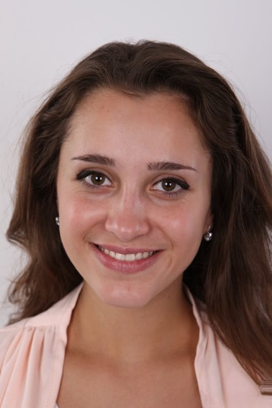 Ina sensuelle se dénude entièrement, passant d’une pose élégante et vêtue à une splendeur nue à couper le souffle - 1