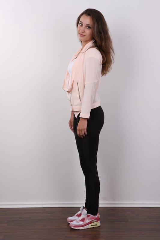 Ina sensuelle se dénude entièrement, passant d’une pose élégante et vêtue à une splendeur nue à couper le souffle - 3