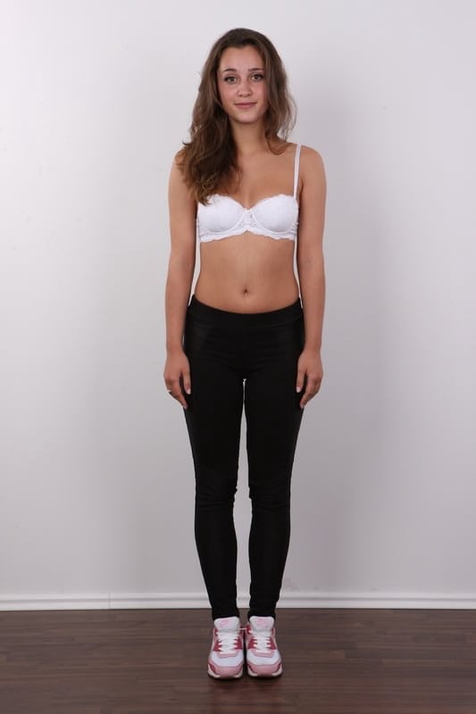 Ina sensuelle se dénude entièrement, passant d’une pose élégante et vêtue à une splendeur nue à couper le souffle - 4