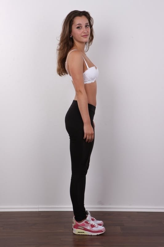 Ina sensuelle se dénude entièrement, passant d’une pose élégante et vêtue à une splendeur nue à couper le souffle - 5