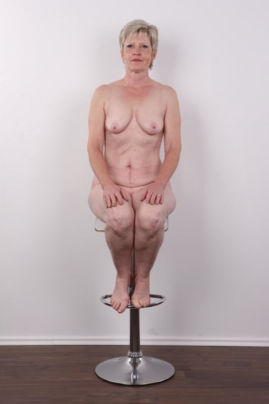 Jitka si spoglia completamente nuda per la prima volta davanti alla telecamera - 18