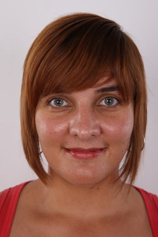 La mature BBW Lenka si spoglia completamente mostrando il suo sedere prosperoso e curvilineo in primo piano - 1