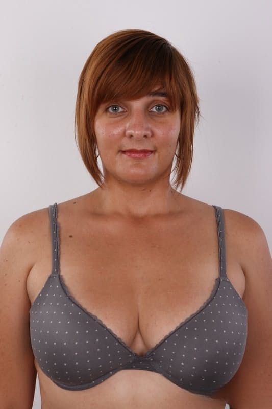 La mature BBW Lenka si spoglia completamente mostrando il suo sedere prosperoso e curvilineo in primo piano - 6
