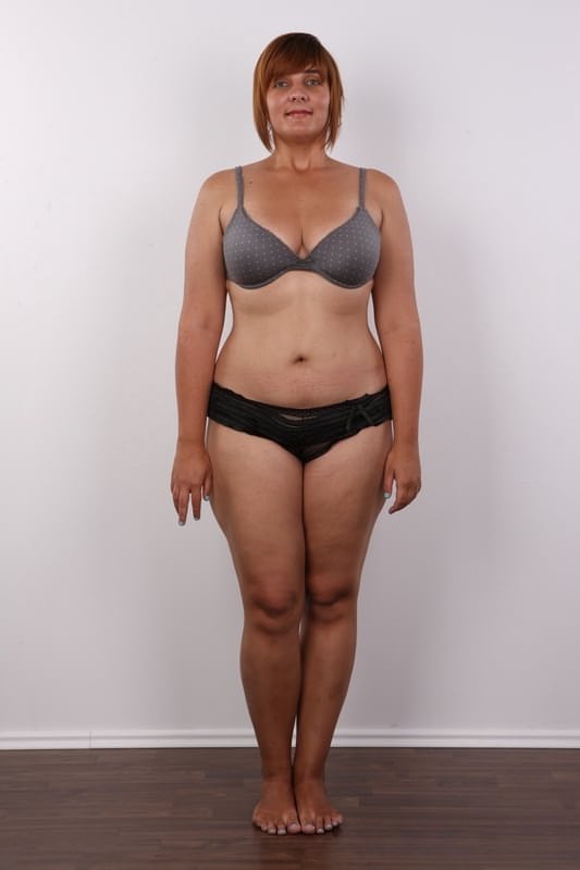 La mature BBW Lenka si spoglia completamente mostrando il suo sedere prosperoso e curvilineo in primo piano - 7