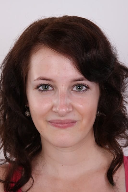 La pelle chiara di Jitka e le sue enormi tette naturali brillano durante un rivelazione completamente nuda - 1