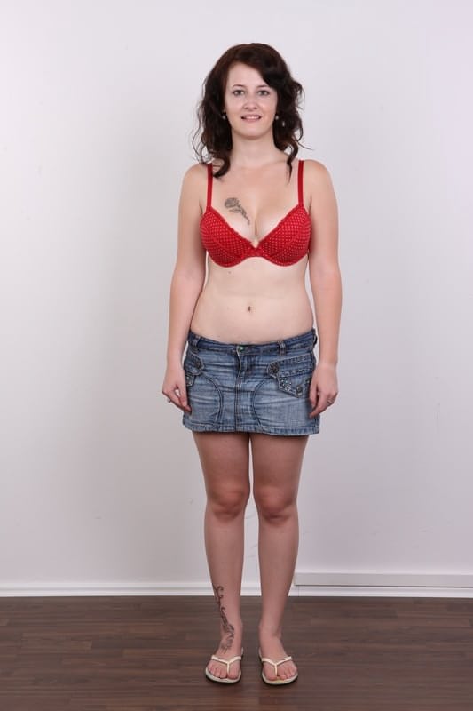 La pelle chiara di Jitka e le sue enormi tette naturali brillano durante un rivelazione completamente nuda - 4