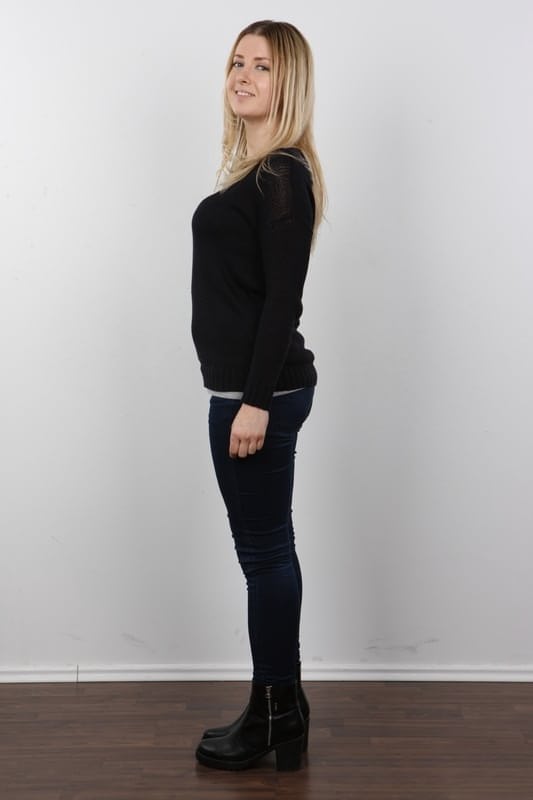 Lenka provoca desnuda quitándose lentamente el suéter y los jeans ajustados exponiendo por primera vez su cuerpo afeitado - 3
