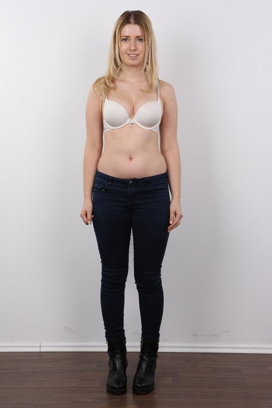 Lenka provoca desnuda quitándose lentamente el suéter y los jeans ajustados exponiendo por primera vez su cuerpo afeitado - 4