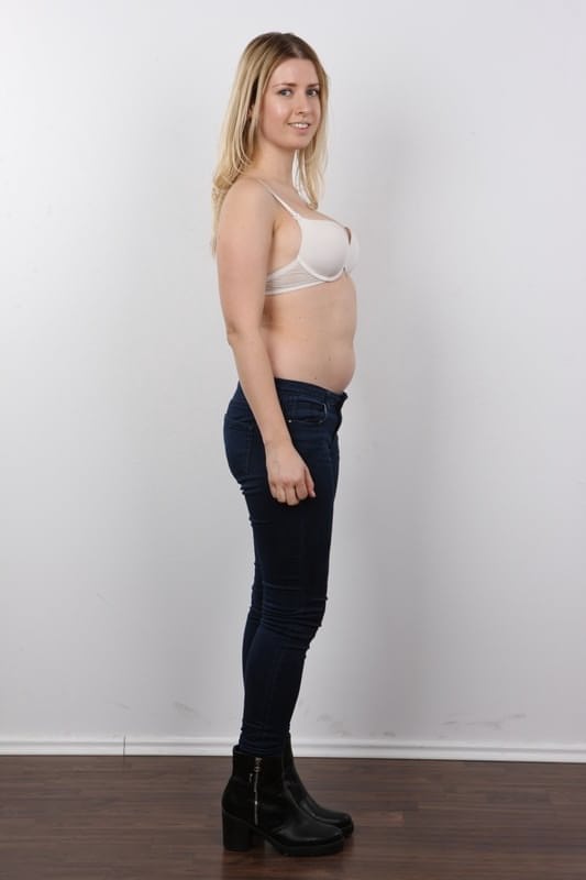 Lenka provoca desnuda quitándose lentamente el suéter y los jeans ajustados exponiendo por primera vez su cuerpo afeitado - 5