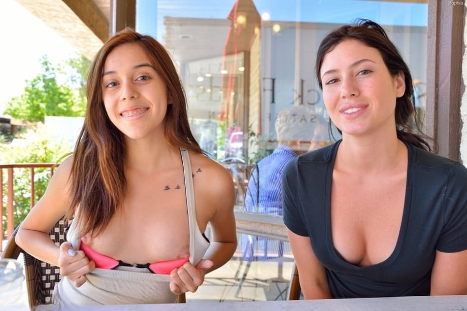 Courtney Loxx, la focosa teenager, allarga le gambe spalancandole, infila la zucchina in profondità nella sua figa succosa - 1