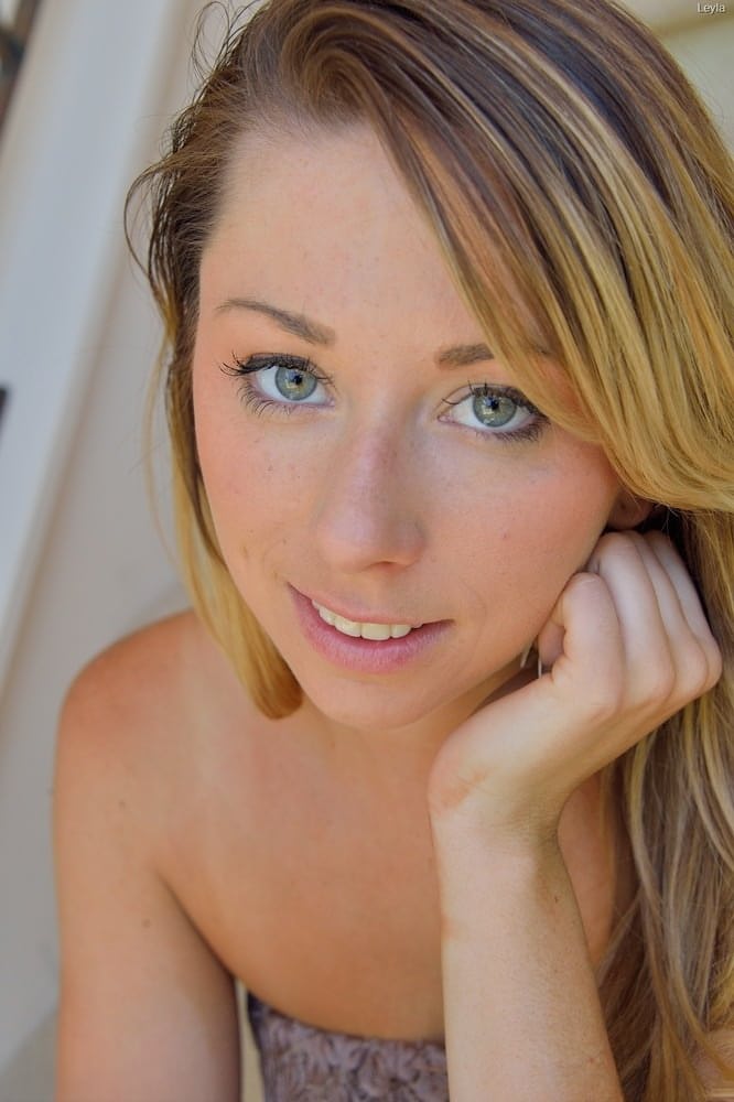 Leyla the busty vixen craves hardcore solo bliss, stuffed with massive cucumber - 7