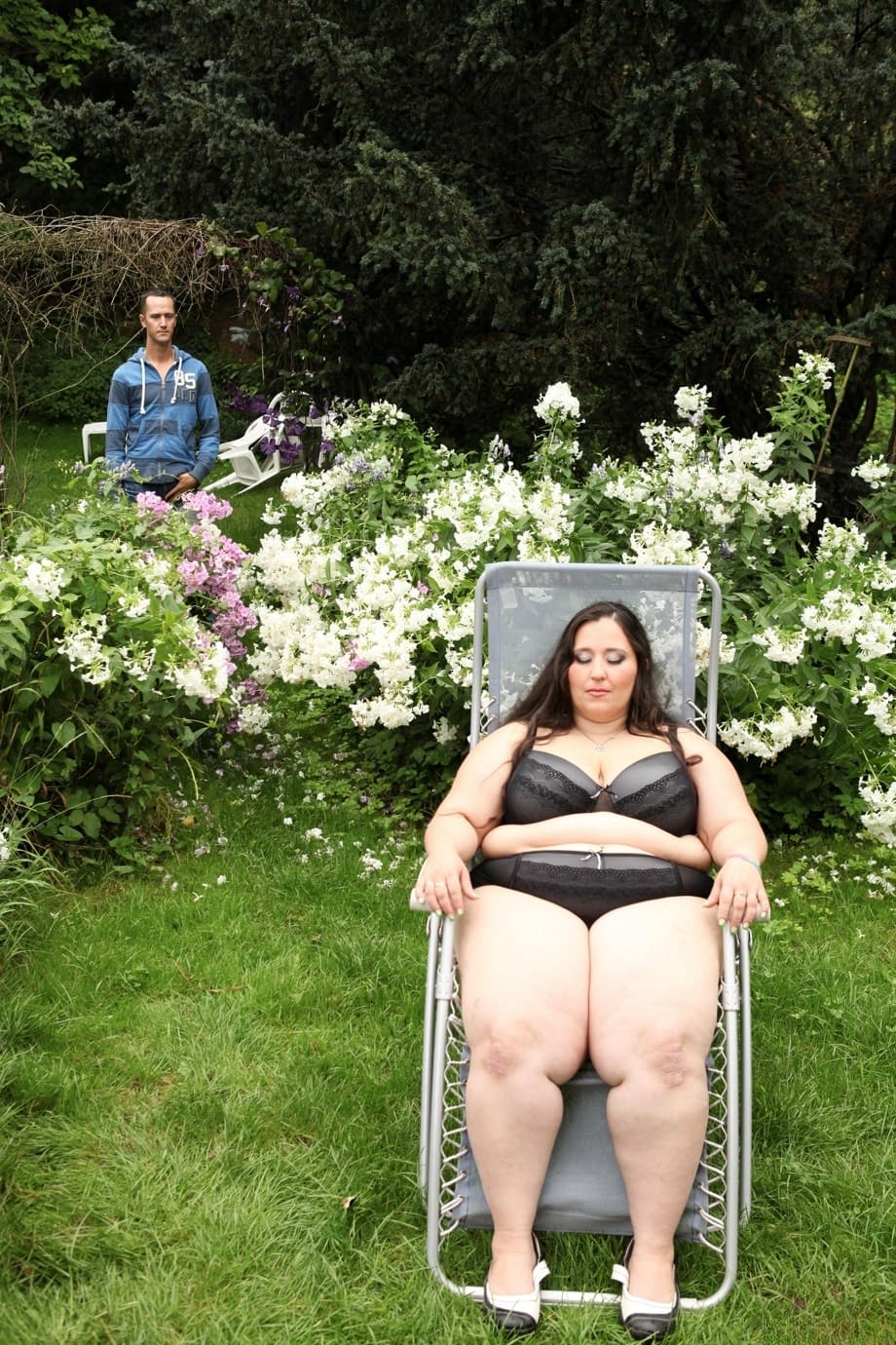 La gigantesca chiappa di Jitka, una vera BBW, soffoca il viso disperato di un guardone nascosto all'esterno. - 1