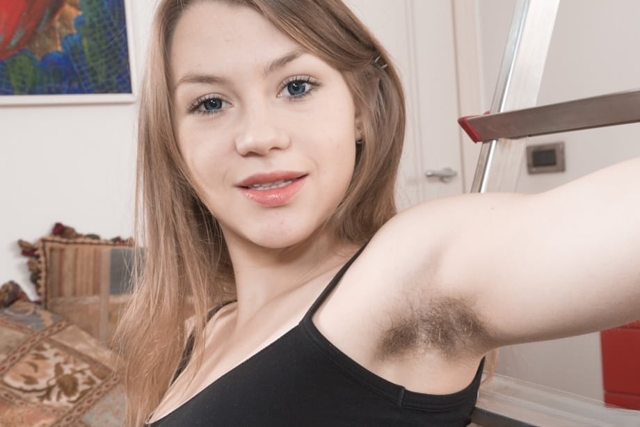 Kira Star destapa su grueso coño peludo levantando seductoramente su falda de cuadros - 4