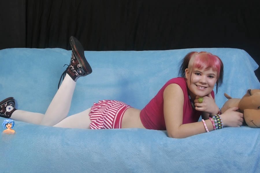 Striptease punk rock de Kitten Toxicated mientras abandona a su peluche favorito - 2