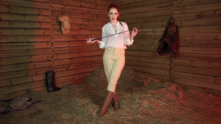 Sesión fotográfica seductora y explícita de Alexia Red completamente desnuda con botas en el establo de caballos - 1