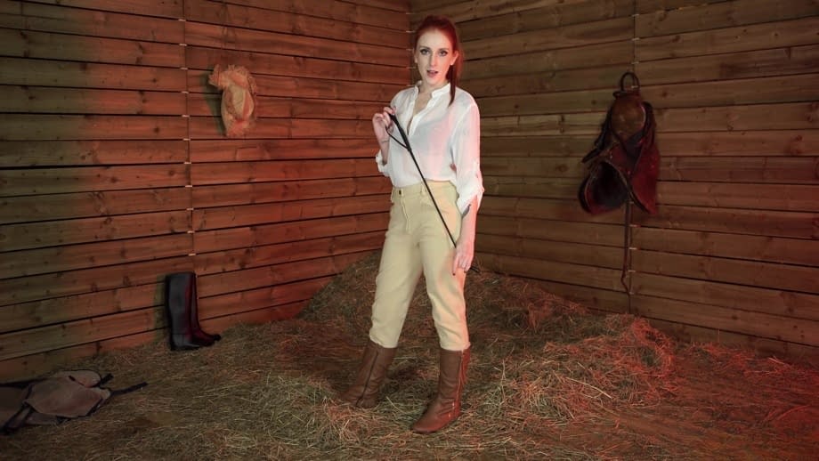 Sesión fotográfica seductora y explícita de Alexia Red completamente desnuda con botas en el establo de caballos - 2