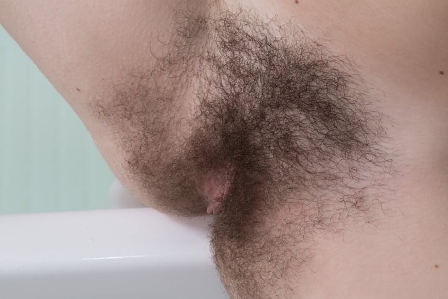 Kira Star debuta en estilo amateur crudo, exhibiendo su coño peludo y chorreante mientras se desnuda sensual para un baño desnudo con jabón. - 14
