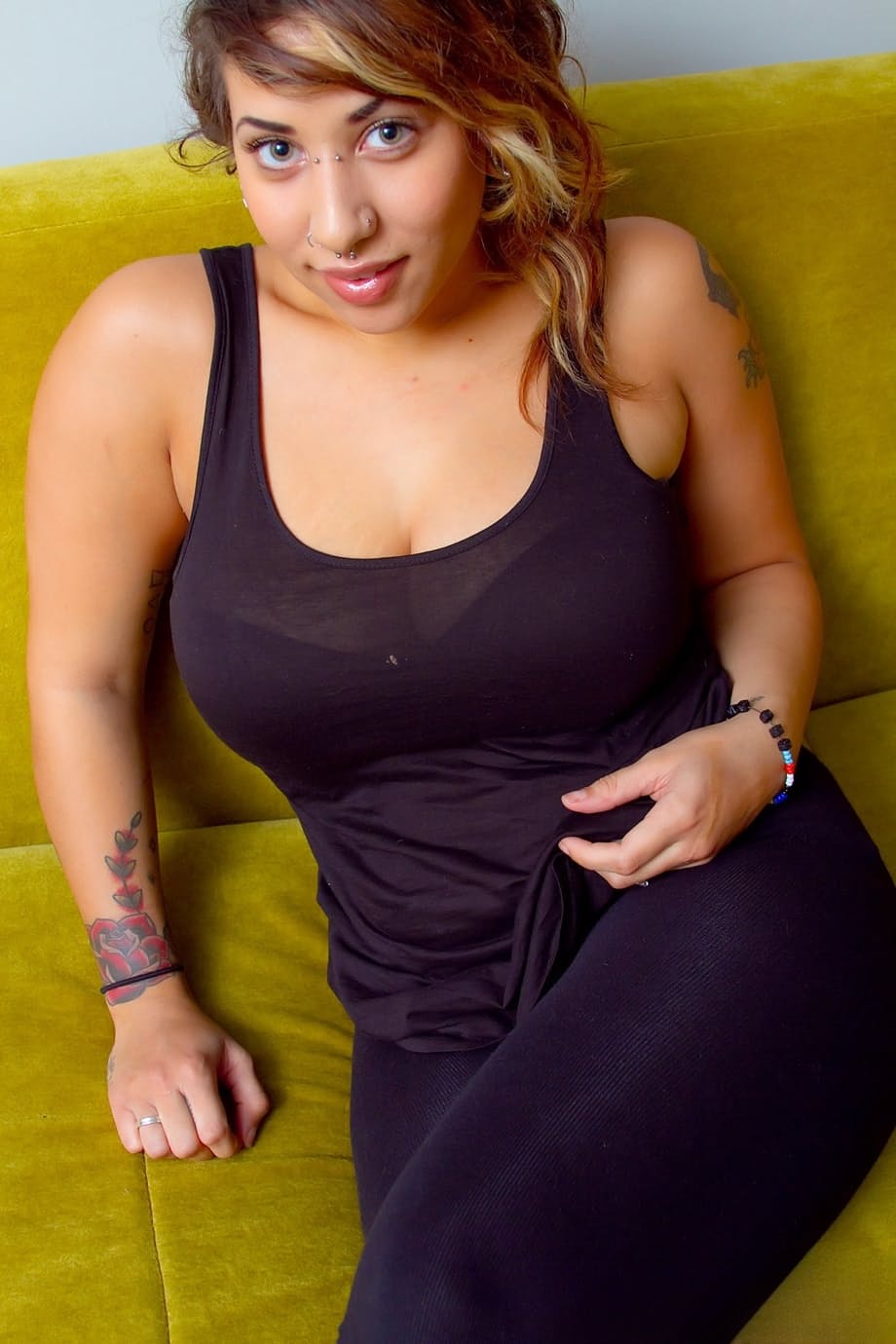 Voluptuous Veronica Rose reveals her tattooed body and pierced nipples for your pleasure - 5