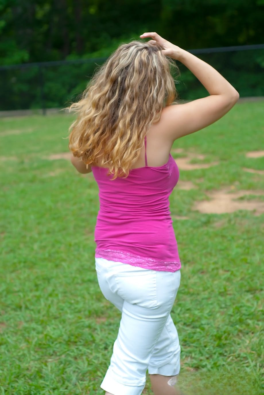 Roxie exhibe avec excitation ses seins appétissants tout en explorant des aventures d'exhibitionnisme public - 3