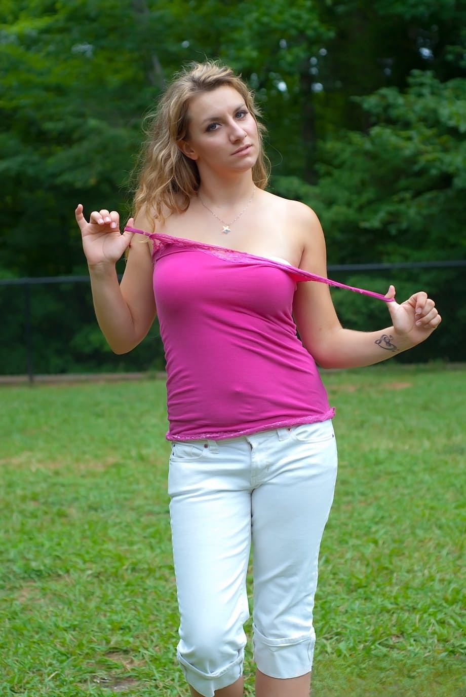 Roxie exhibe avec excitation ses seins appétissants tout en explorant des aventures d'exhibitionnisme public - 6