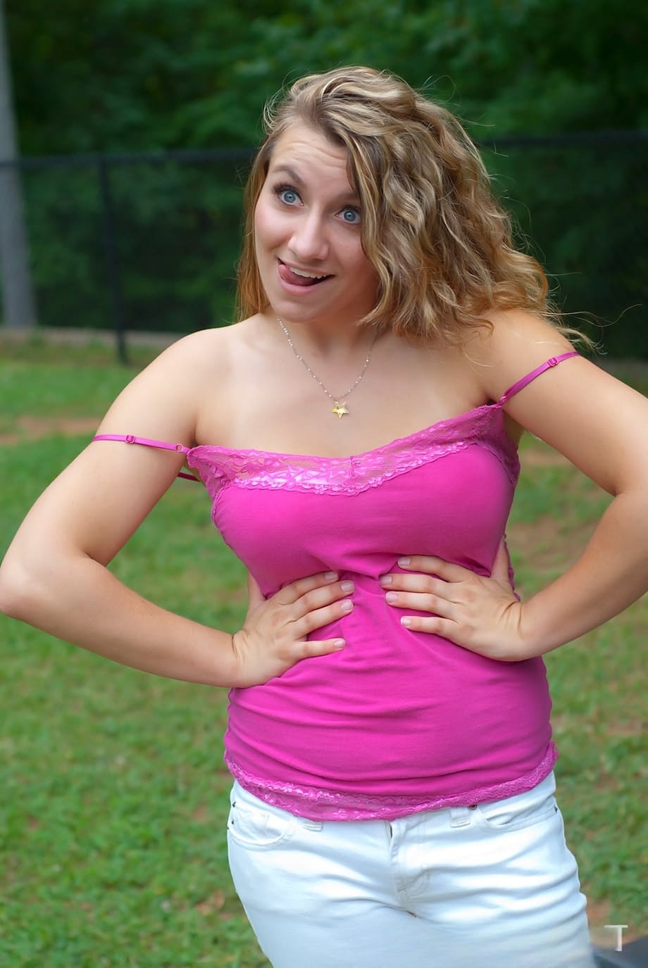 Roxie exhibe avec excitation ses seins appétissants tout en explorant des aventures d'exhibitionnisme public - 10