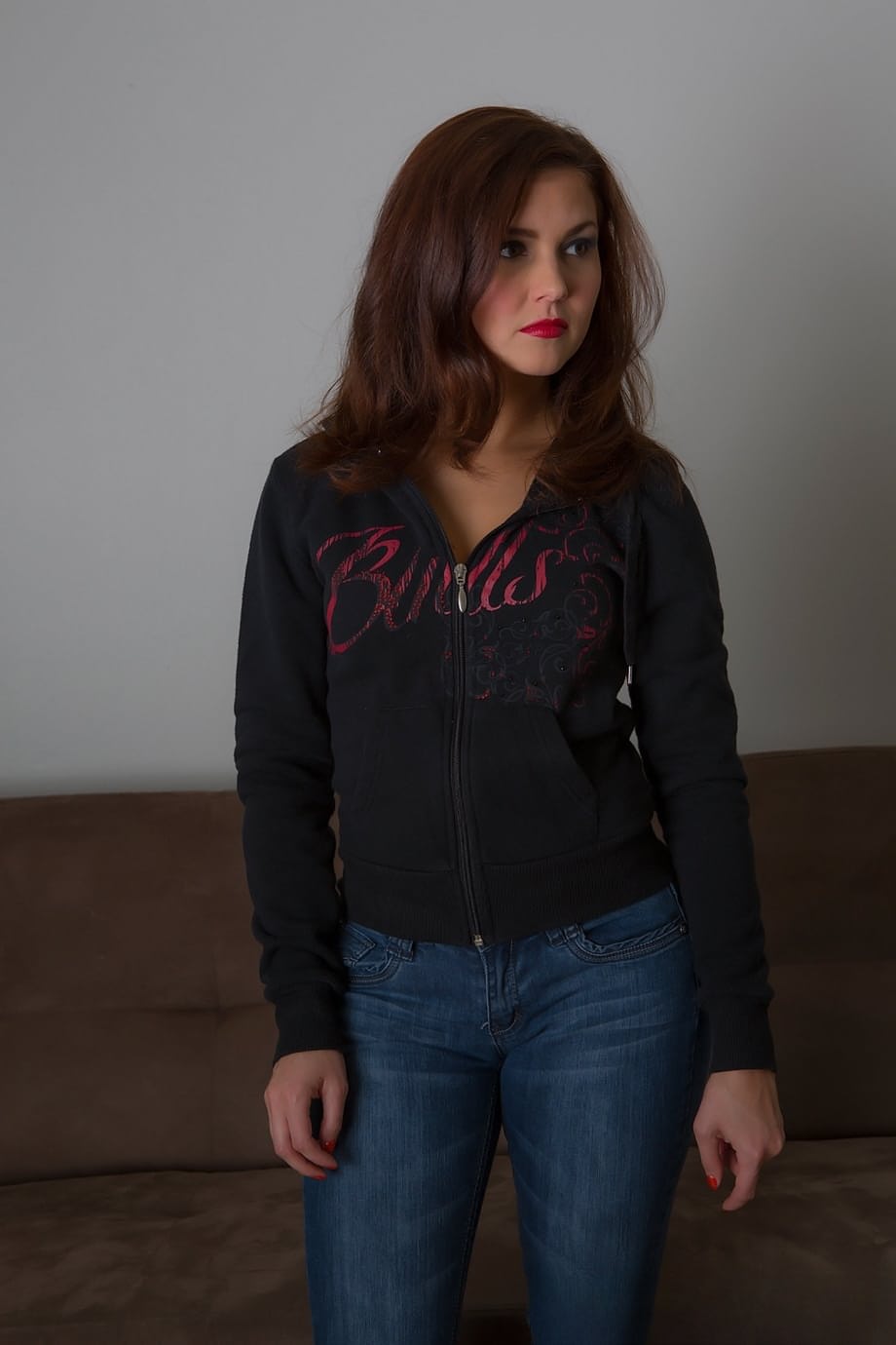 Mariela Henderson exposes her juicy cheeks while smiling seductively in tight jeans - 1