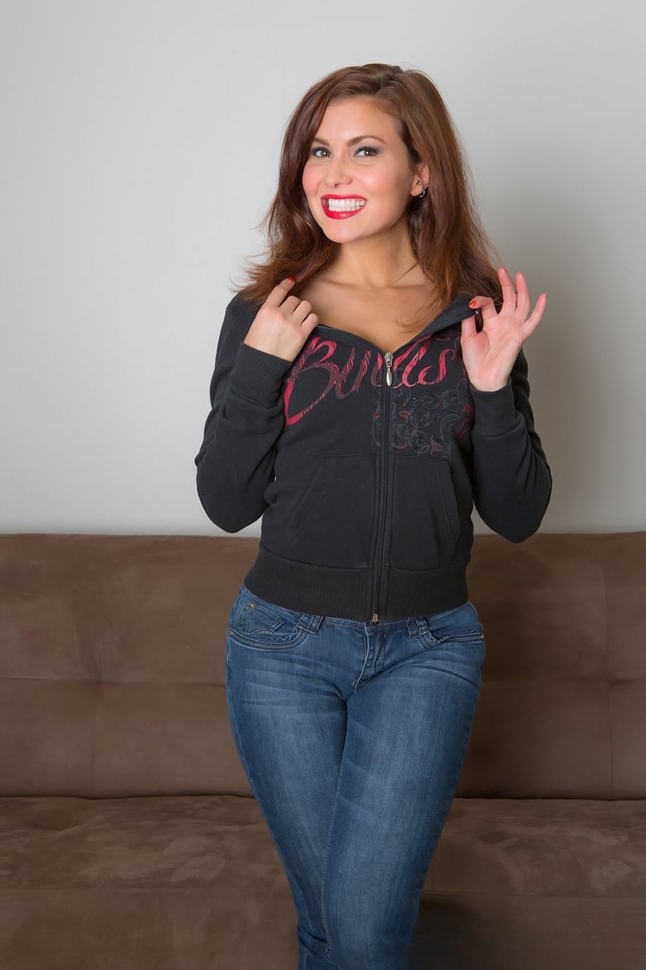 Smiling beauty Stephy Parker pulls down her jeans to show her sweet round ass