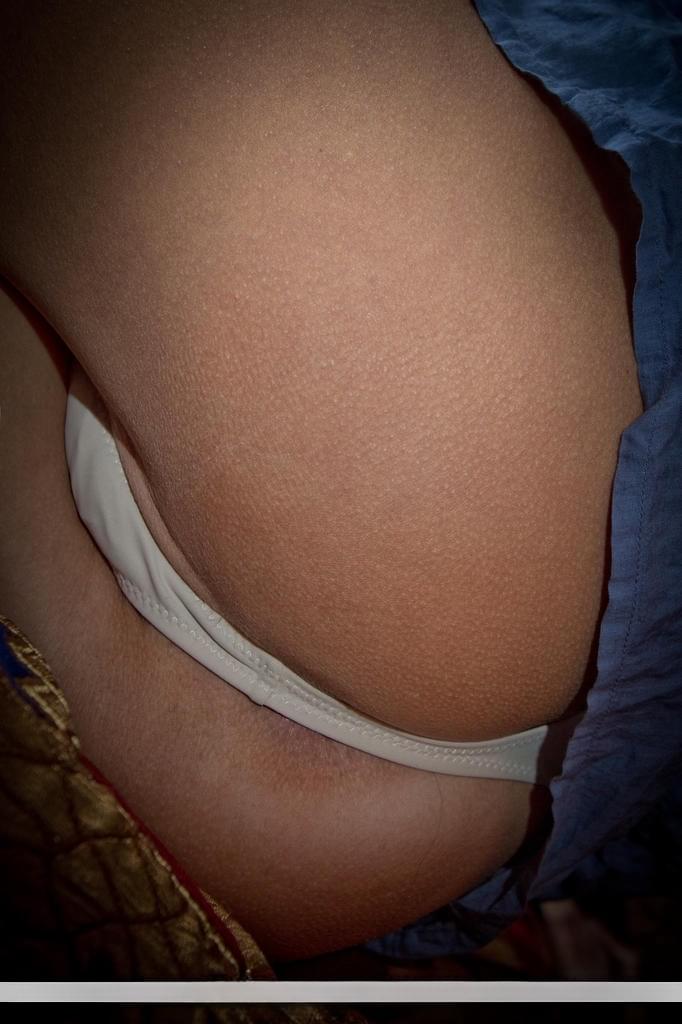 Videogiochi voyeur di Diana G a piedi nudi mentre si dedica piacere alla sua figa liscia da teen in calore - 2