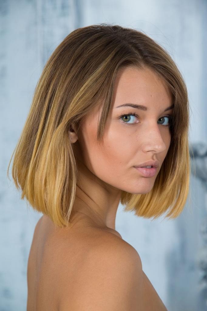 Teen model Veronica has a cute face on her while posing nude