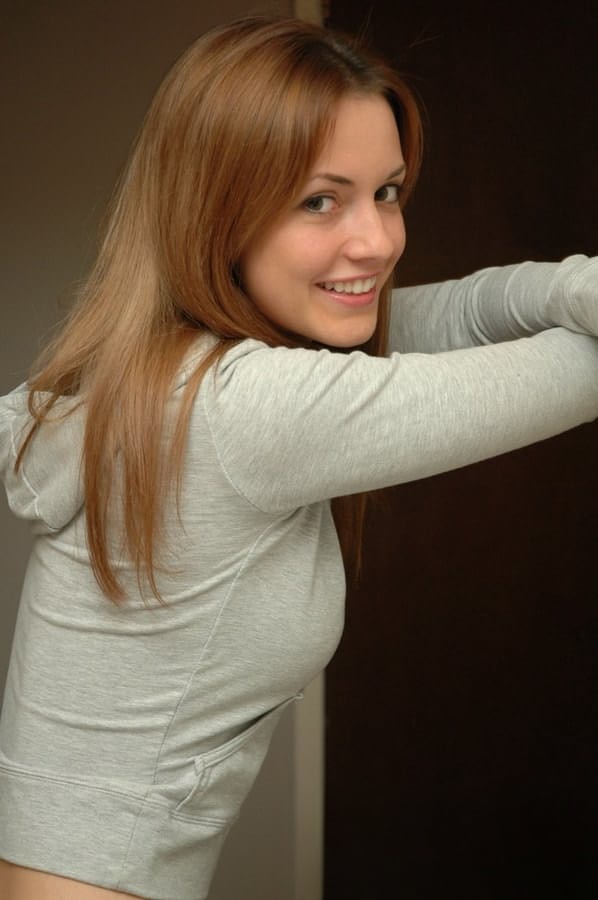 Il viso incantevole di Amy brilla in pose seducenti con i jeans di denim senza nudità - 3