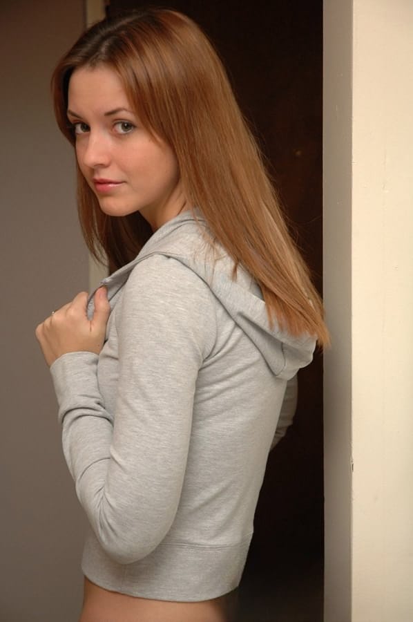 Il viso incantevole di Amy brilla in pose seducenti con i jeans di denim senza nudità - 4