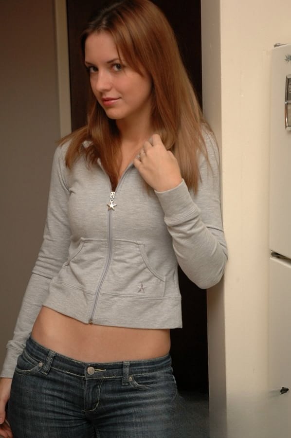 Il viso incantevole di Amy brilla in pose seducenti con i jeans di denim senza nudità - 6