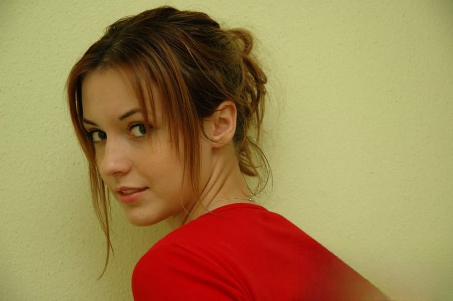 Amy Si Rivela Con Il Suo Sexy Top Rosso E Mutandine - 7