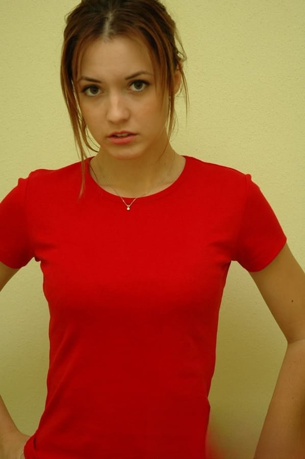 Amy Si Rivela Con Il Suo Sexy Top Rosso E Mutandine - 12