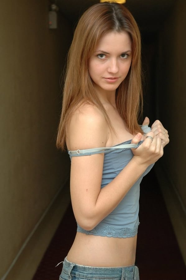 Amy A exposes her youthful curves in tight tank top and low cut jeans - 12