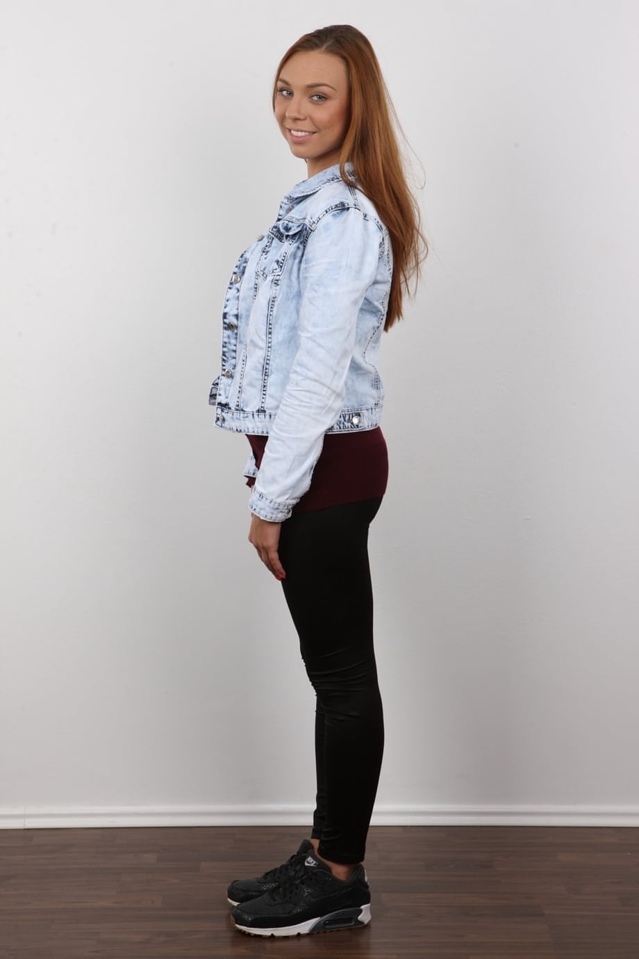 Ornella Morgan fa intravedere le sue timide pieghe rosa dopo essersi sfilata i jeans in denim - 3