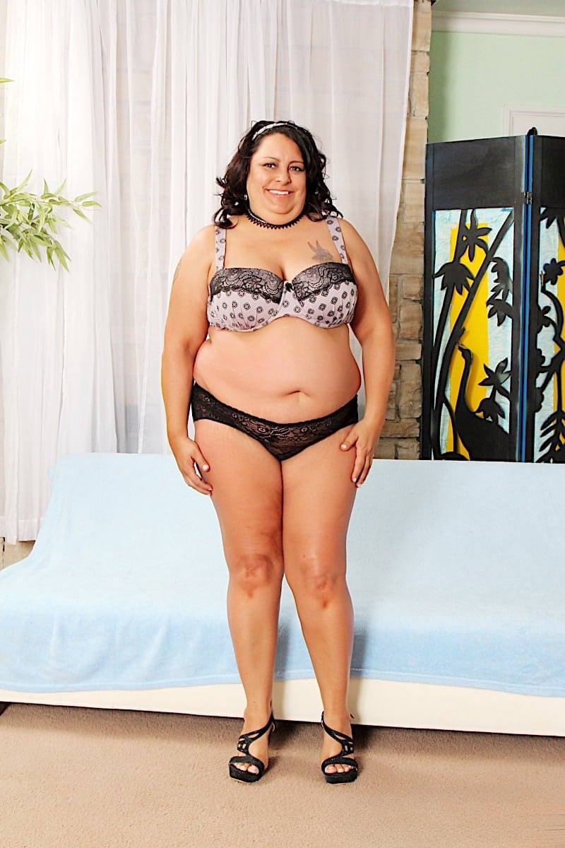 Lacy Bangs, morena obesa, jugando con su coño antes de chupar verga - 1