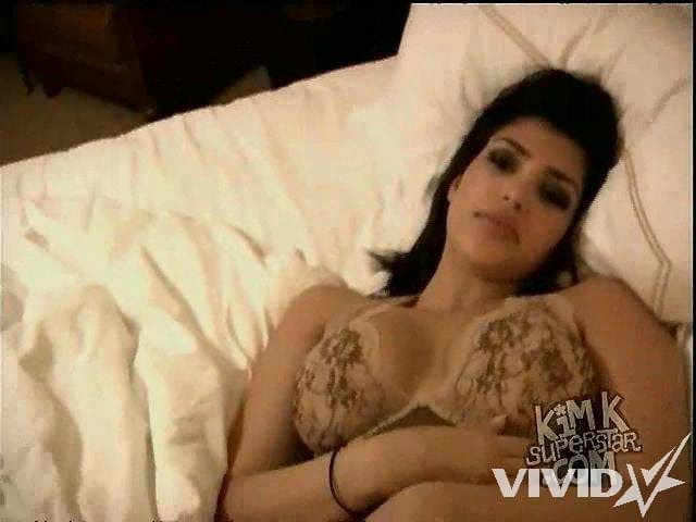 Kim Kardashian’s plump lips devour an enormous black cock before the legendary cumshot - 1