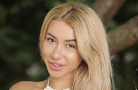 Katrin Tequila se déshabille nue à l'extérieur, écartant des lèvres affamées pour un jeu coquin avec sa chatte - 2