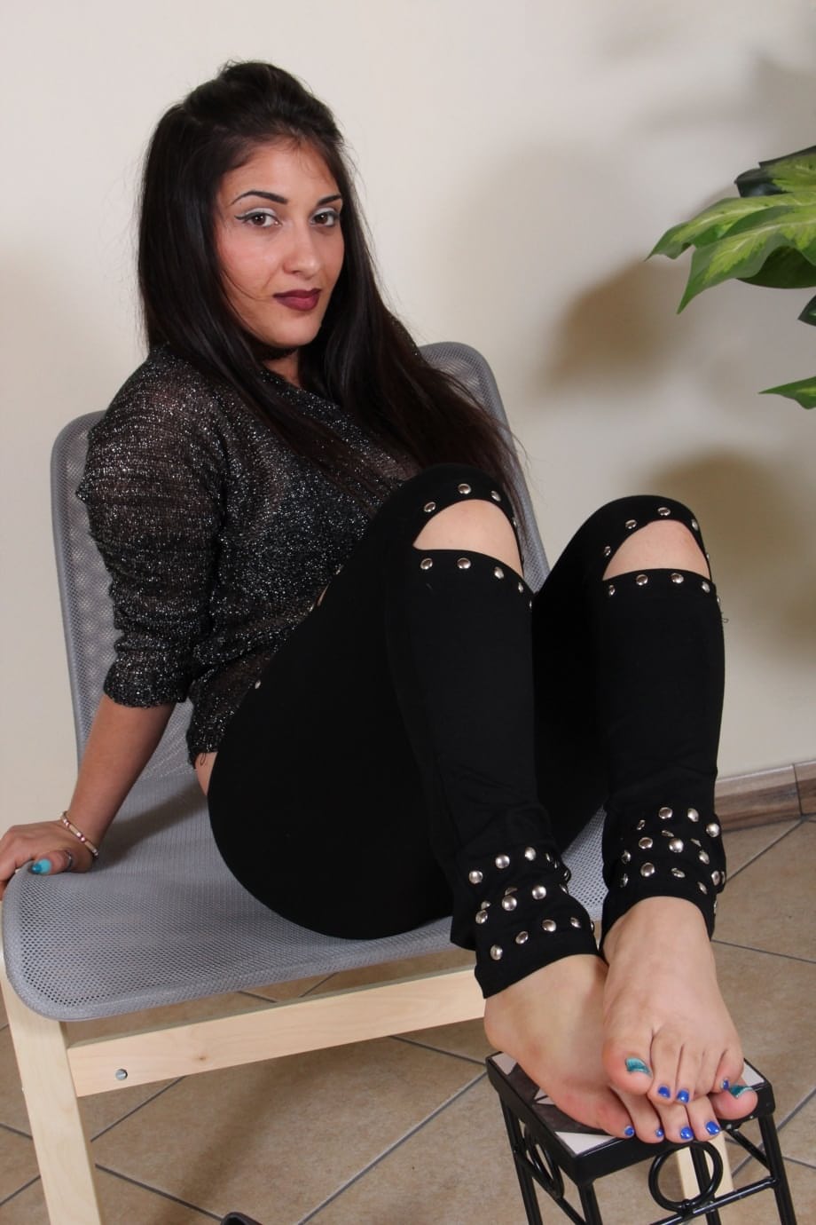 Foot fetish model Sharon removes her heels to show off her painted sexy toes
