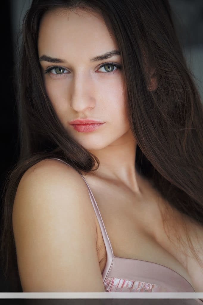 La seductora Gloria Sol se desnuda de forma provocativa, revelando su cuerpo perfecto en una exhibición erótica y completamente desnuda - 3