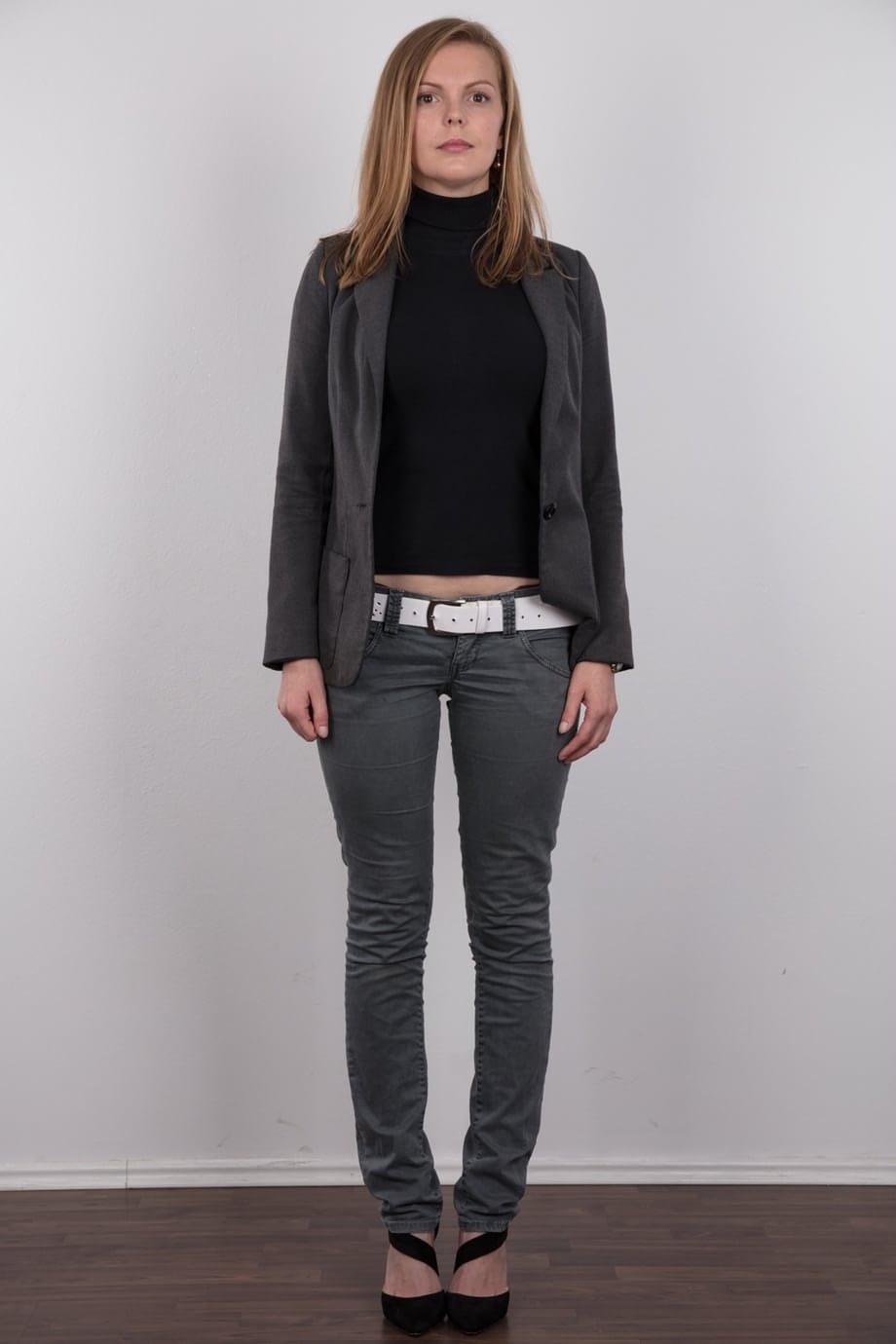 Lenka, beauty amatoriale, si spoglia totalmente dei jeans, mostrando da vicino i suoi capezzoli grandi e invitanti. - 2