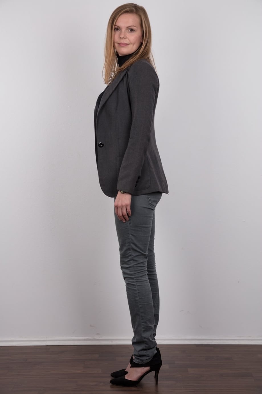 Lenka, beauty amatoriale, si spoglia totalmente dei jeans, mostrando da vicino i suoi capezzoli grandi e invitanti. - 3