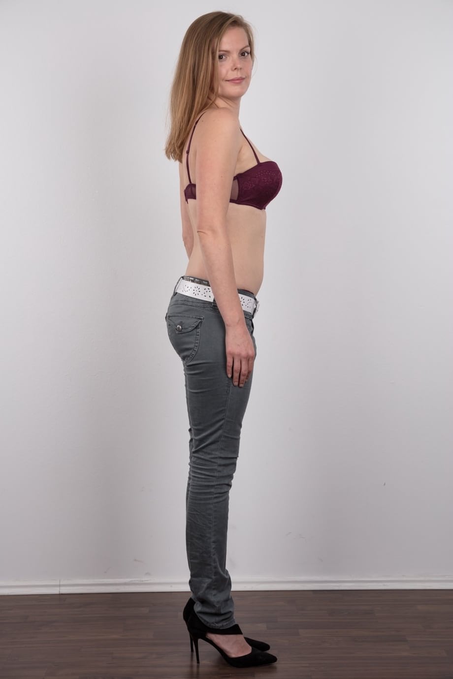 Lenka, beauty amatoriale, si spoglia totalmente dei jeans, mostrando da vicino i suoi capezzoli grandi e invitanti. - 5